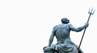 Denizin ve okyanusların yüce tanrısı Neptün (Poseidon) beyaz arka planda antik bir heykelin parçası. Tasarım için alanı kopyala.