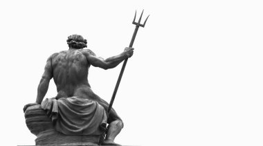 Deniz ve okyanus tanrısı Neptün (Poseidon) Beyaz arka plandaki antik heykel. Tasarım için alanı kopyala.