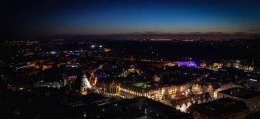 Gece vakti Panorama Leipzig 'in (Almanya) en iyi manzarası. Yatay resim.