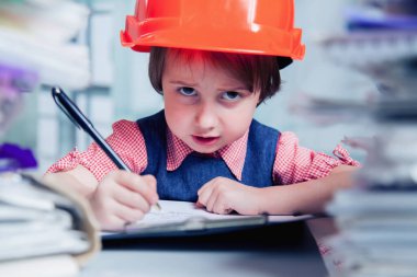 Mimari proje üzerine çizim yapan genç bayan mühendisin komik portresi. İnşaat tasarım bürosu, mühendislik ve iş konsepti.