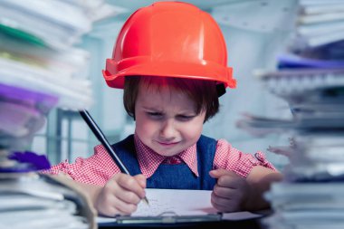 Genç kızgın mühendis kadın mimar mimarlık projesini çiziyor. İnşaat tasarım bürosu, mühendislik ve iş konsepti.