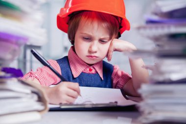 Mimari proje üzerine çizim yapan genç kadın mühendisin komik portresi. İnşaat tasarım bürosu, mühendislik ve iş konsepti.