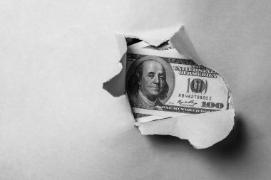 Yüz dolarlık banknotlarla dokulu kağıt arka plan yüzeyi yırtılmış. İş, ekonomik çatışma ve kriz, yaptırım konsepti. Uzayı kopyala Siyah ve beyaz resim.