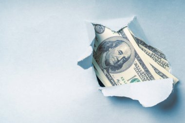 Yüz dolarlık banknotlarla dokulu kağıt arka plan yüzeyi yırtılmış. İş, ekonomik çatışma ve kriz, yaptırım konsepti. Tasarım için alanı kopyala.