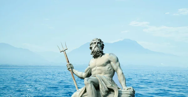 Tenger Óceánok Hatalmas Istene Neptunusz Poszeidón Tenger Hegyvidéki Táj Ellen — Stock Fotó