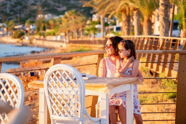 Joyeux Maman Fille Rencontrent Lever Soleil Matin Plein Air Près — Photo