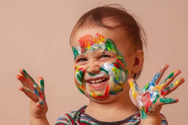 Menina Jovem Bonita Com Maquiagem Rosto Crianças Pintura Mãos Coloridas — Fotografia de Stock