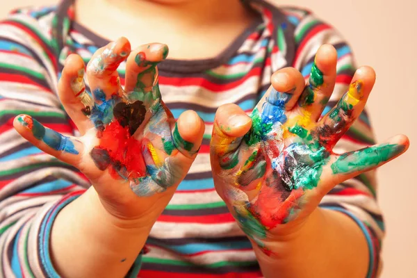 Retrato Engraçado Bela Menina Com Pintura Mãos Coloridas Foco Seletivo — Fotografia de Stock