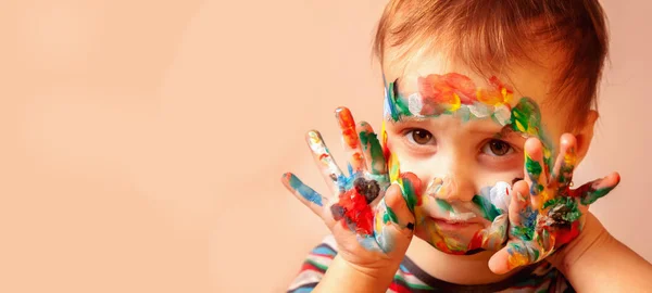 Primer Plano Retrato Niña Hermosa Con Maquillaje Cara Los Niños — Foto de Stock