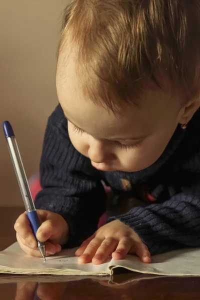 Petite Belle Enfant Fille Écrivant Dernier Éducation Connaissance Travail Concept — Photo