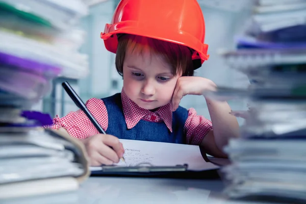 Mimari proje üzerine çizim yapan genç bayan mühendisin esprili fotoğrafı. İnşaat tasarım bürosu, mühendislik ve iş konsepti.