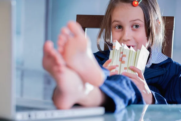Εννοιολογική Εικόνα Κερδίζοντας Χρήματα Και Καλές Επιχειρήσεις Ευτυχισμένο Κορίτσι Λεφτά — Φωτογραφία Αρχείου