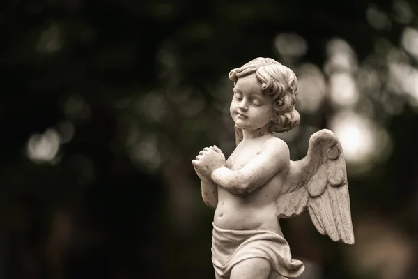 死亡概念 美丽的小天使哭泣着 象征着痛苦 恐惧和生命的终结 古老雕像的碎片 设计所需的复制空间 — 图库照片