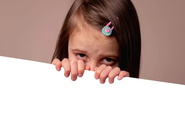Happy Young Child Girl White Empty Board Design Salin Ruang — Stok Foto