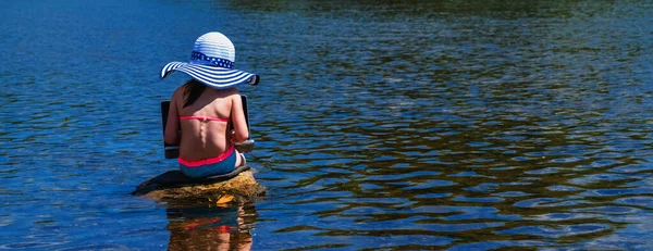 Sommerporträt Eines Jungen Mädchens Das Mit Einem Laptop Freien Fluss — Stockfoto