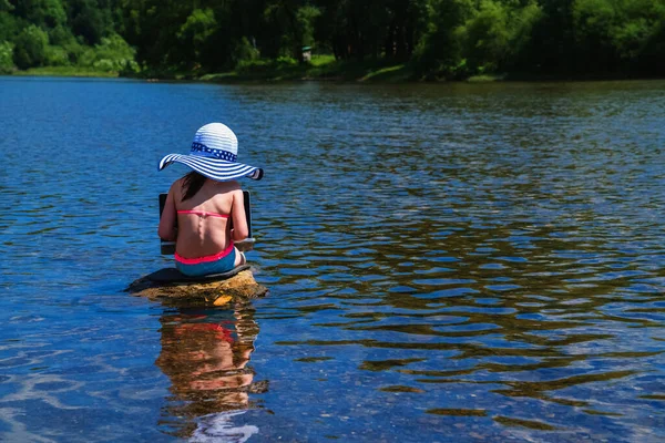 Sommarporträtt Ung Flicka Som Arbetar Eller Studerar Distans Med Bärbar — Stockfoto