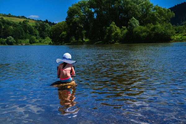 Sommarporträtt Ung Flicka Som Arbetar Eller Studerar Distans Med Bärbar — Stockfoto