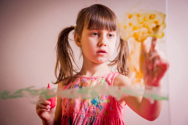 Jovencita Pintando Vidrio Feliz Infancia Concepto Lecciones Pintura — Foto de Stock