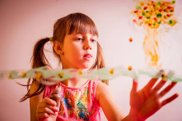 Hermosa Niña Pintando Vidrio Feliz Infancia Concepto Lecciones Pintura Imagen — Foto de Stock