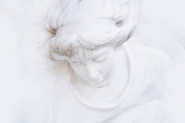 Güzel beyaz koruyucu meleğin antik heykeli..  