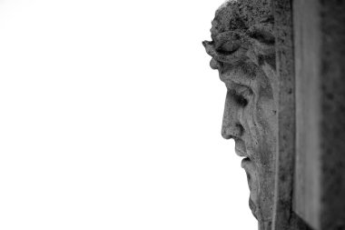 İsa tacı takmış. Beyaz arka planda izole edilmiş antik bir heykelin parçası. Boşluğu kopyala.