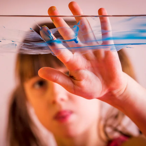 Мистецтво Склі Красива Маленька Дівчинка Яка Малює Склі Щасливе Дитинство — стокове фото