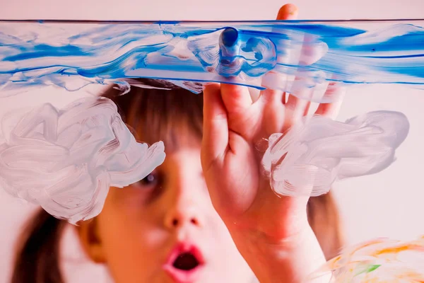 Arte Vidrio Hermosa Joven Pintando Obras Arte Vidrio Feliz Infancia — Foto de Stock