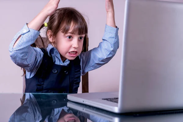 Sehr Wütendes Junges Mädchen Sitzt Vor Laptop Bildschirm — Stockfoto