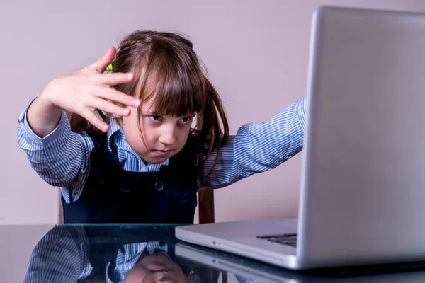 Online Bildung Für Kinder Porträt Eines Sehr Wütenden Mädchens Lernen — Stockfoto