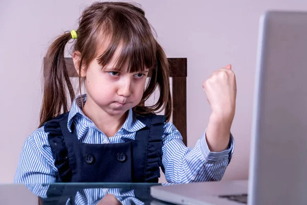 Online Bildung Für Kinder Porträt Eines Sehr Wütenden Mädchens Lernen — Stockfoto