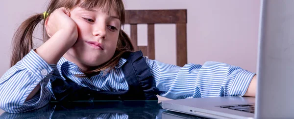 Online Bildung Für Kinder Konzept Sehr Gelangweilte Kleine Süße Mädchen — Stockfoto