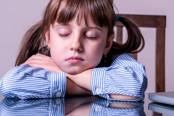 Портрет Виснаженої Втомленої Сонної Молодої Дівчини Сидить Перед Ноутбуком — стокове фото