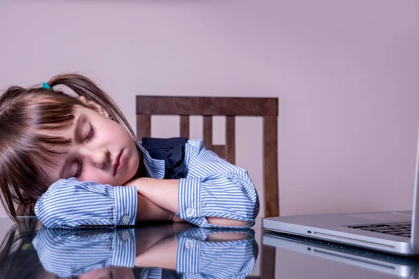 Erschöpft Müde Und Schläfrig Sitzt Das Junge Mädchen Vor Dem — Stockfoto