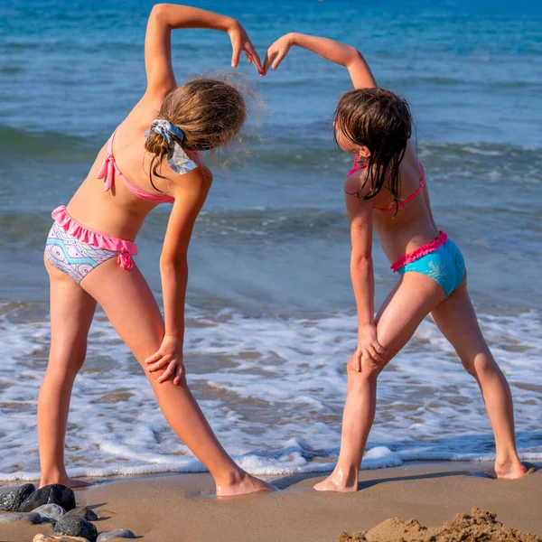 Chicas Guapas Haciendo Corazón Playa Contra Fondo Del Mar Como — Foto de Stock