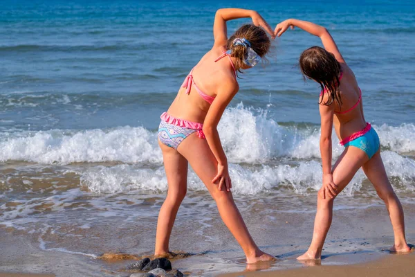 Raparigas Bonitas Fazendo Coração Praia Contra Fundo Mar Como Símbolo — Fotografia de Stock