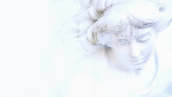 Фрагмент Старовинної Статуї Красивого Білого Ангела Охоронця Копіювати Простір — стокове фото
