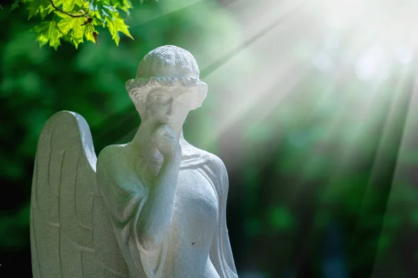 光の中で美しい守護天使の古代の石造りの像の断片 — ストック写真