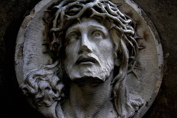 Estatua Piedra Antigua Jesucristo Una Corona Espinas Como Símbolo Dolor —  Fotos de Stock