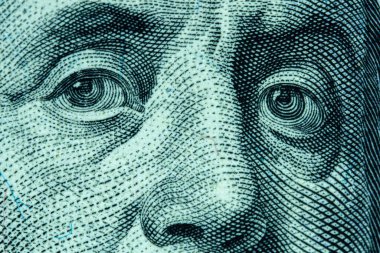 Benjamin Franklin 'in yüz dolarlık banknotunu kapat. Birleşik Devletler 'in parası. İş ve finans kavramı.