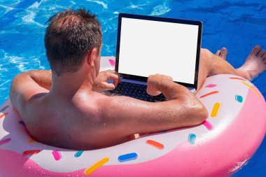 Bu yaz çalışanları ofisten nasıl çıkaracağız? İş adamı, yüzme havuzunda şişme yüzükle uzaktan kumandayla çalışıyor.