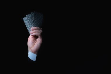 Hile ve sahtekarlığın sembolü olarak kolunda kart olan bir işadamının kısmi görüşü. İş, dolandırıcılık, kâr, suç, para aklama konsepti. Boşluğu kopyala.