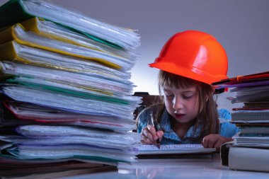 Ofiste çalışan genç bayan mühendisin komik portresi. Yatay resim.