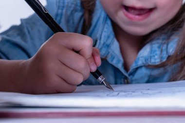 Genç işsiz çocuk imzalı belgeler (komik resim)