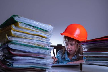 Ofiste çalışan genç mühendis kadının portresi. Yatay resim.