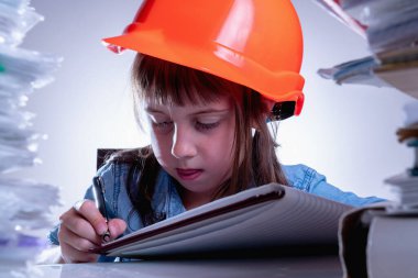 Mimari ve inşaat projelerinde çalışan genç bir mühendis kadın mimar. Mühendislik, inşaat ve iş konsepti.