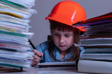 Ofiste çalışan genç mühendis kadın mimar.. 