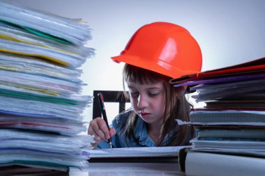 Genç mühendis kadın mimar ofiste çalışıyor. Yatay resim.