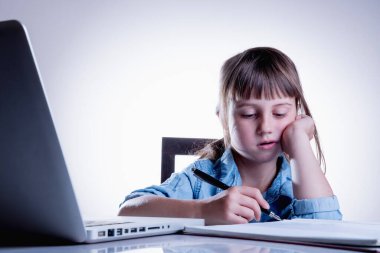 Genç güzel kız internette çalışmaktan sıkıldı. Uzak öğrenmenin olumsuz yönleri.