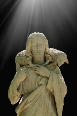 İsa 'nın antik heykeli. Işık huzmelerinde iyi çoban. Hristiyan geleneklerine göre, Tanrı için insani öneme sahip bir sembol..