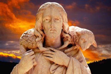 İsa 'nın antika heykeli Gökyüzünün dramatik arka planına karşı İyi Çoban.